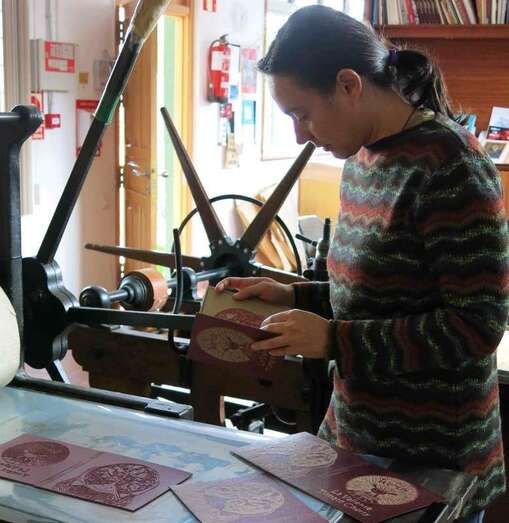 La artista en el Taller de Grabados del Cabildo grancanario (Foto TA)